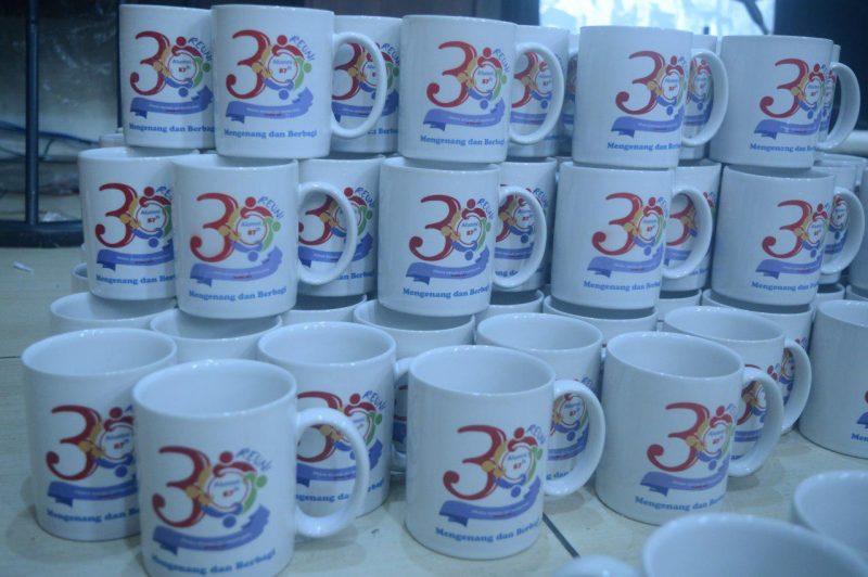 Mug Souvenir Reuni  Jasa Bikin ID Card Undangan 